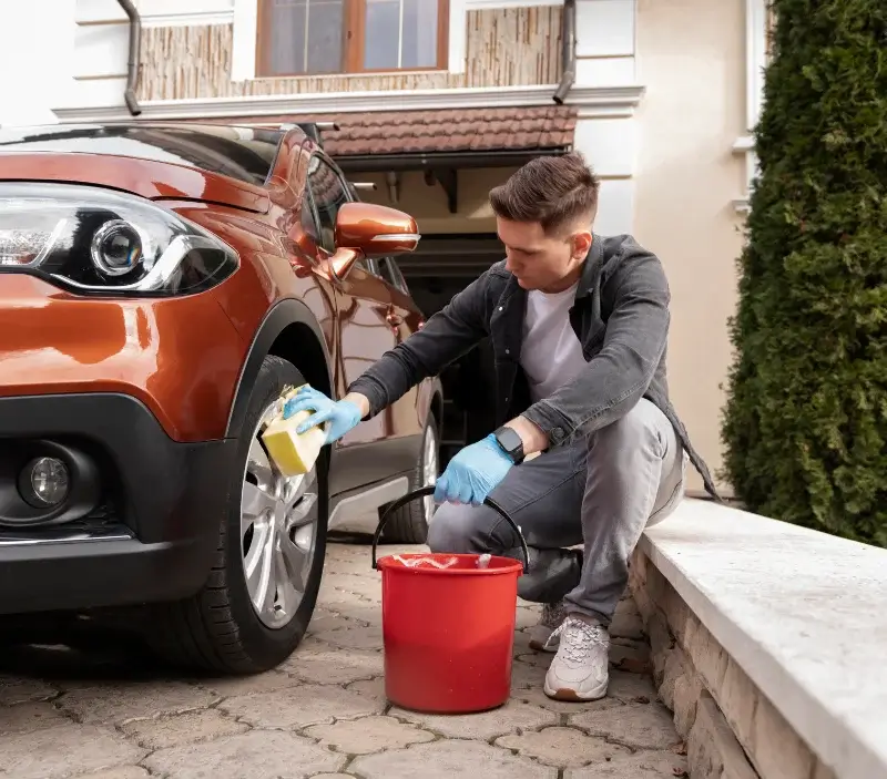 Lavage auto à domicile Senlisse : professionnel intervenant sur un véhicule